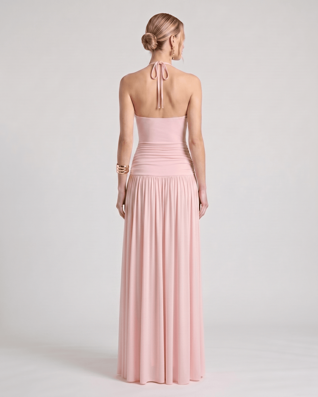 Vestido maxi de mujer con tejido fluido y suave. Estilo halter elegante y muy cómodo.