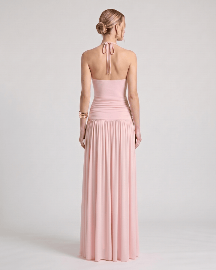 Vestido maxi de mujer con tejido fluido y suave. Estilo halter elegante y muy cómodo.