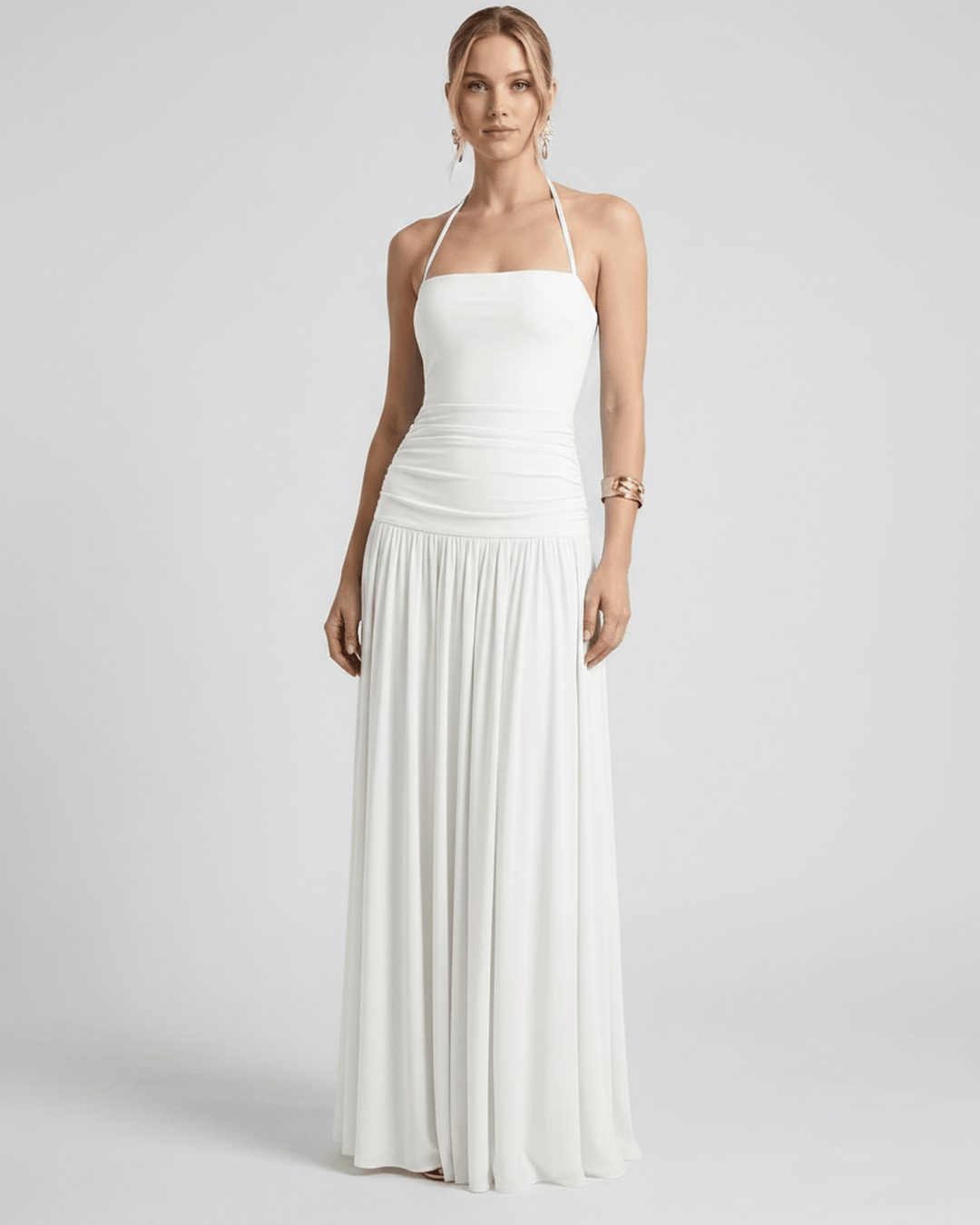 Vestido maxi de fiesta con cuello halter. Sin mangas, moda femenina elegante y fluida.