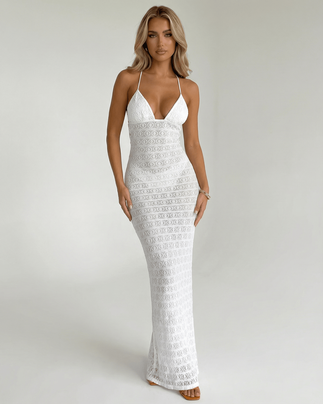 Vestido maxi Elara blanco de mujer, estilo halter con delicado encaje. Ideal para verano y ocasiones elegantes.
