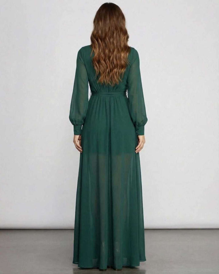 Vestido largo verde esmeralda para invitada de boda. Moda formal fluida con manga larga, perfecto para ocasión especial.