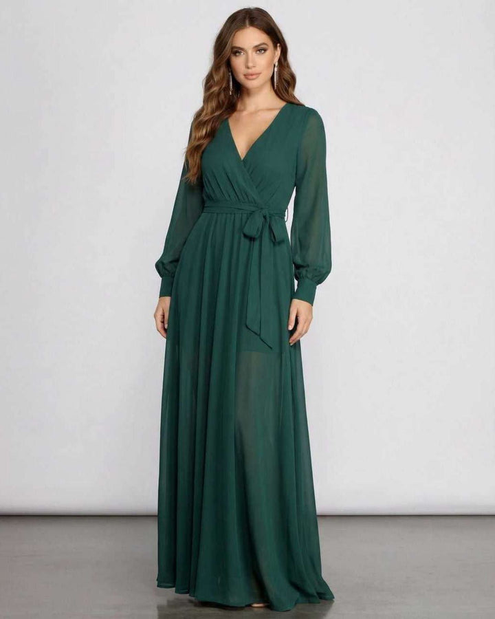 Vestido maxi Elara verde esmeralda para mujer, elegante y fluido, con manga larga y escote en V. Ideal para bodas.