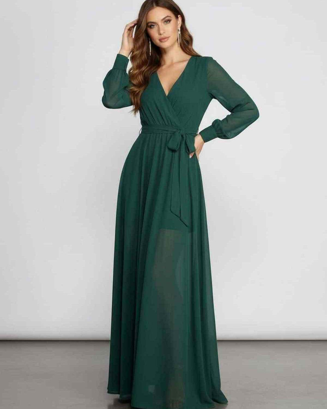 Vestido verde maxi fluido Elara, ideal para invitadas de boda. Diseño de manga larga y escote en V para elegancia formal.