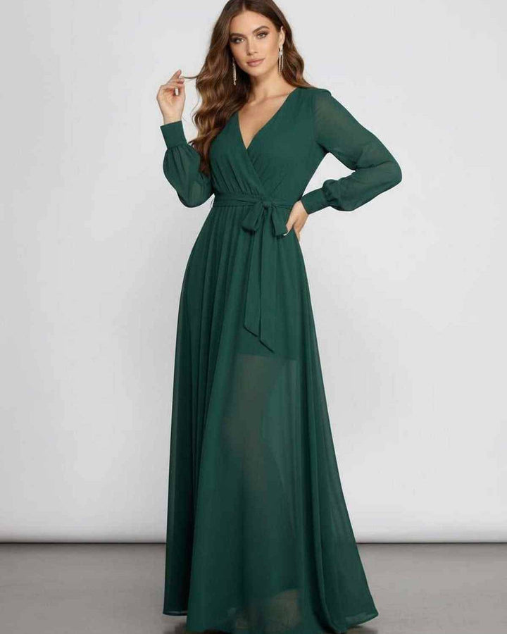 Vestido largo verde esmeralda de mujer, con manga larga y escote en V. Elegancia atemporal para ocasiones especiales y formal.