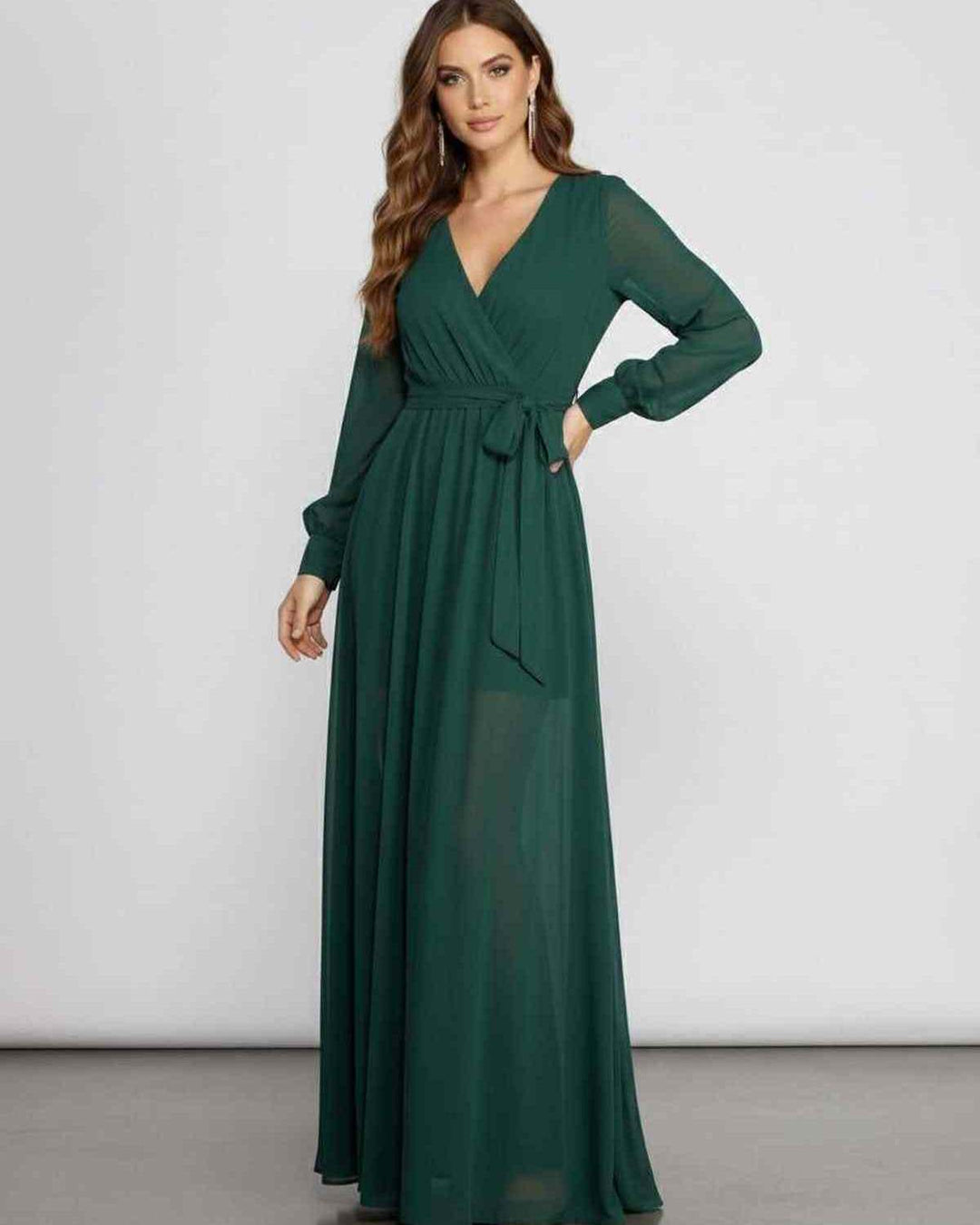 Maxi vestido Elara verde para mujer, elegante y fluido. Presenta manga larga y escote en V. Perfecto para eventos formales.