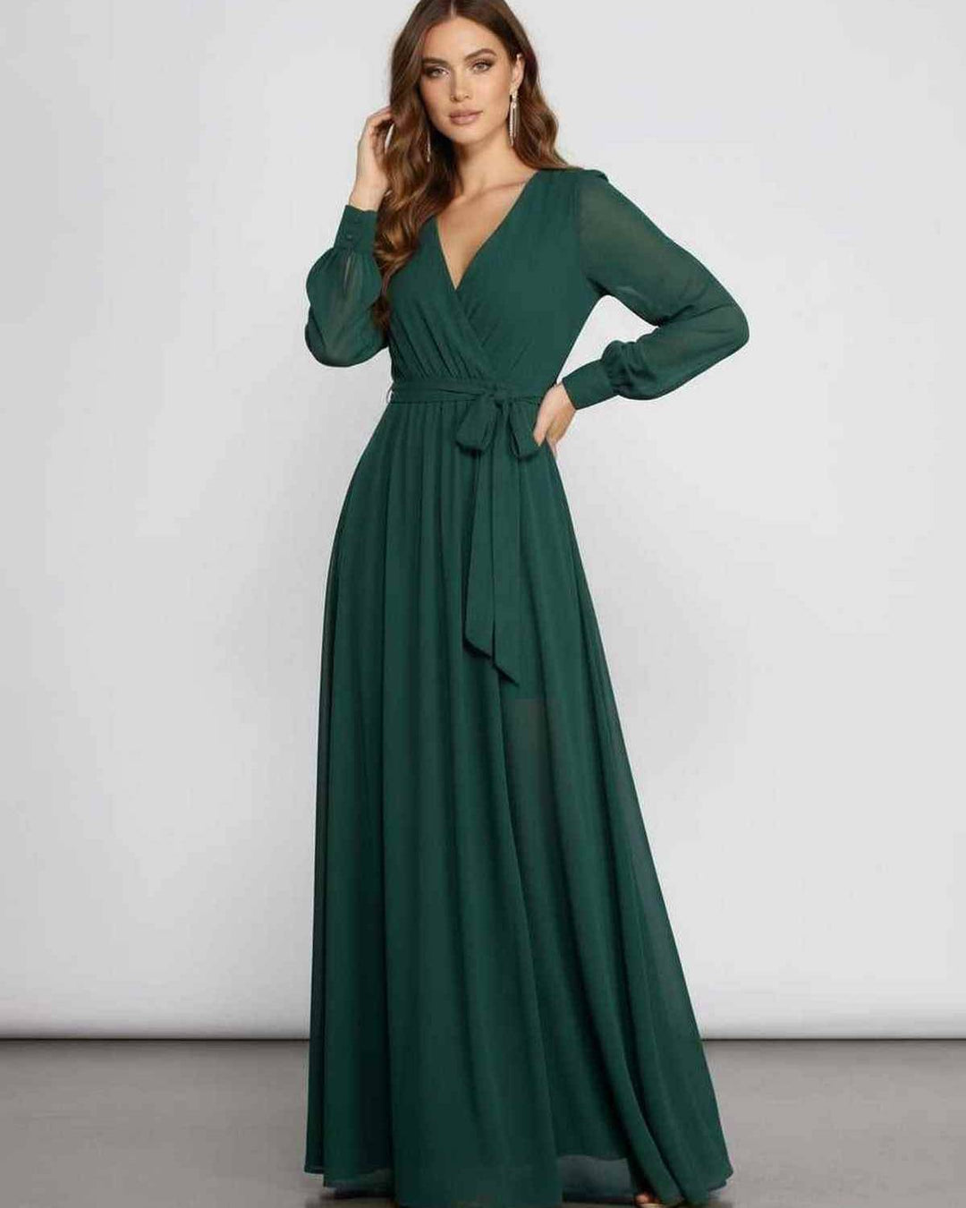 Vestido de mujer Elara maxi verde, diseño fluido y elegante con manga larga. Comodidad y estilo para eventos formales.