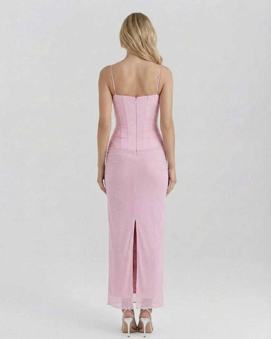 Vestido de fiesta maxi rosa para mujer. Diseño ajustado con tirantes finos, perfecto para ocasiones especiales.