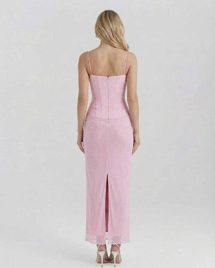 Vestido de fiesta maxi rosa para mujer. Diseño ajustado con tirantes finos, perfecto para ocasiones especiales.