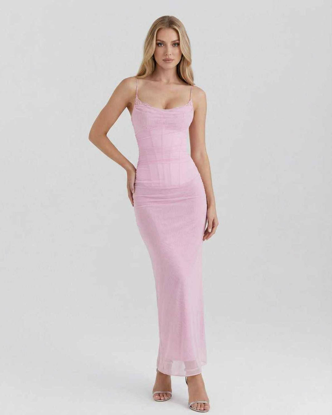 Vestido maxi rosa para mujer, elegante y con silueta ajustada. Tirantes finos, ideal para fiesta o verano.