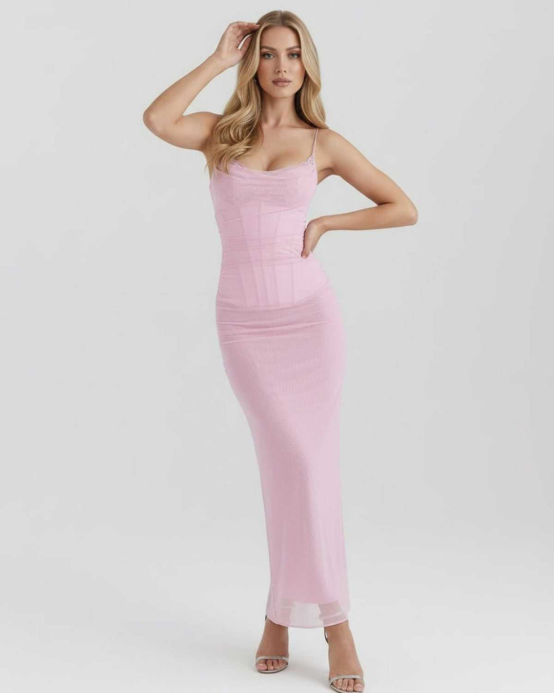 Ropa femenina: Vestido maxi rosa de noche, elegante y ajustado. Con tirantes finos, ideal para eventos de verano.