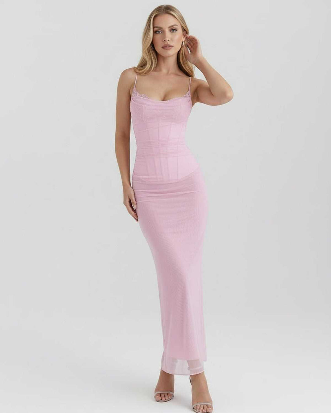Elegante vestido maxi rosa para mujer, con silueta ajustada y tirantes finos. Prenda clave para eventos especiales.