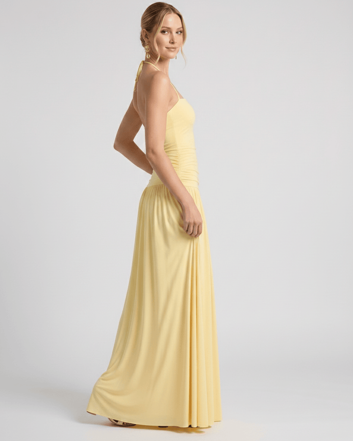 Vestido maxi halter para mujer, elegante y fluido. Versátil para fiesta, verano o eventos.