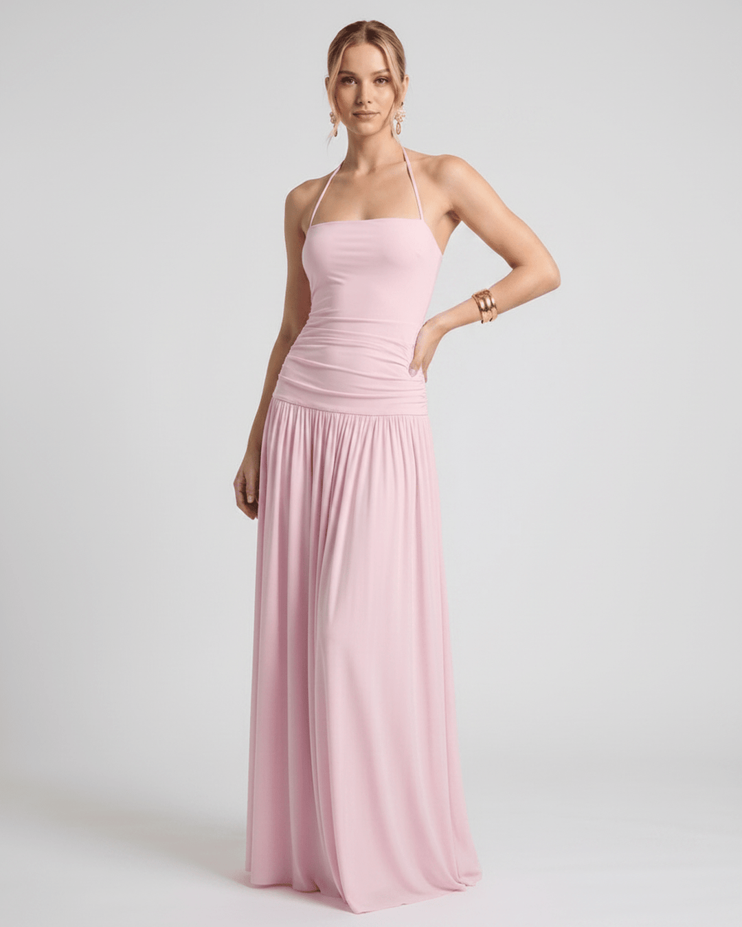 Vestido maxi halter elegante en color vibrante. Moda femenina versátil para fiesta o verano.