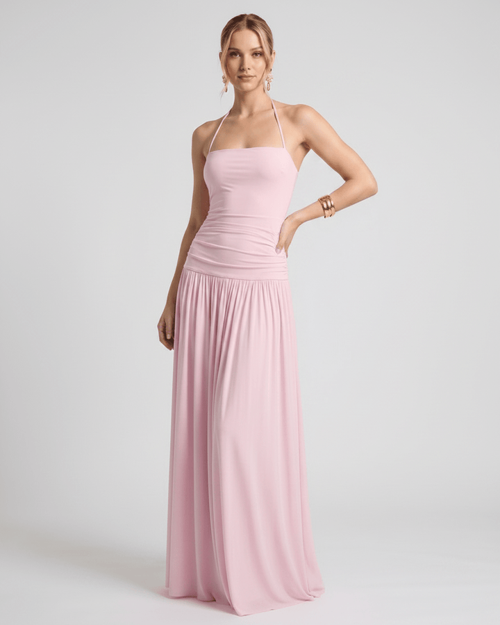 Vestido maxi halter elegante en color vibrante. Moda femenina versátil para fiesta o verano.