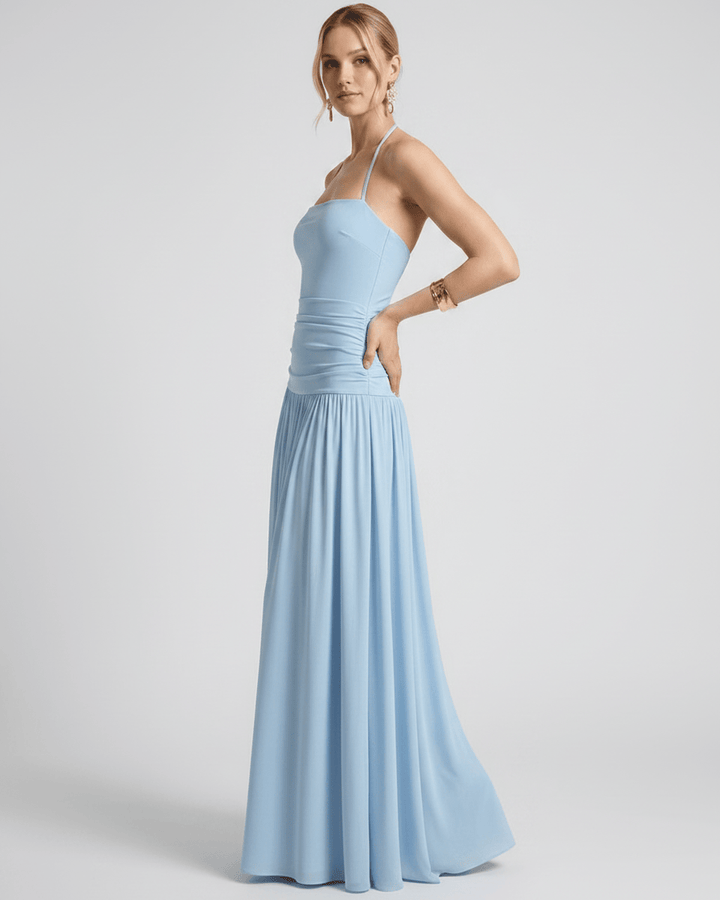 Espalda de vestido maxi halter de mujer, escote elegante. Tejido fluido perfecto para fiesta.