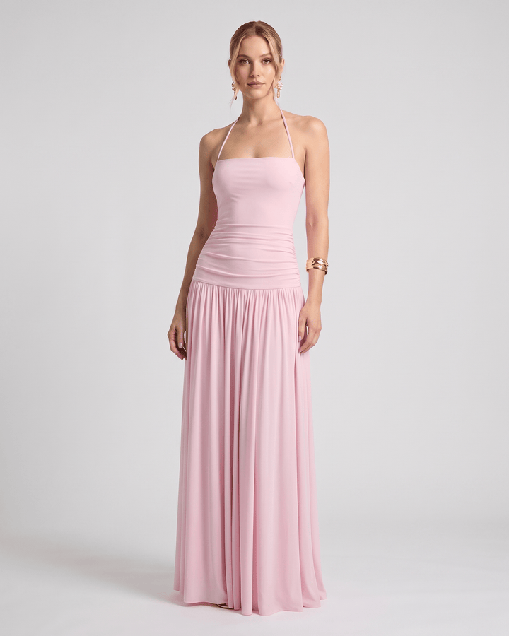 Vista frontal de vestido maxi fluido, cuello halter. Elegante moda femenina para verano.