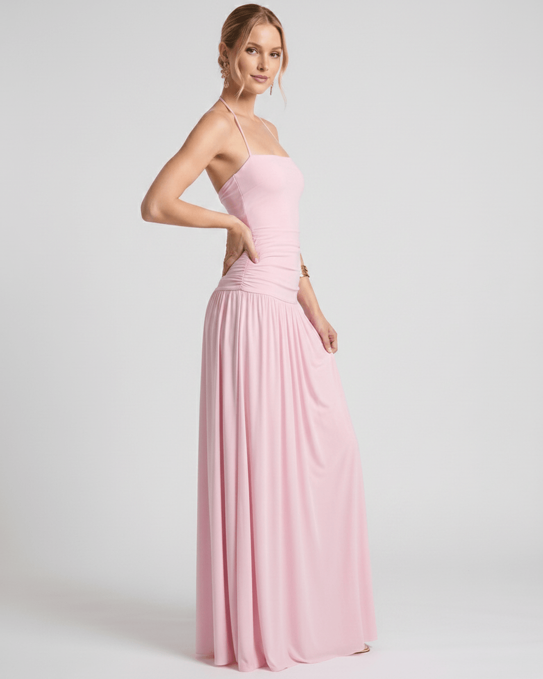 Vestido de fiesta maxi halter para mujer. Diseño elegante, fluido y sin mangas.