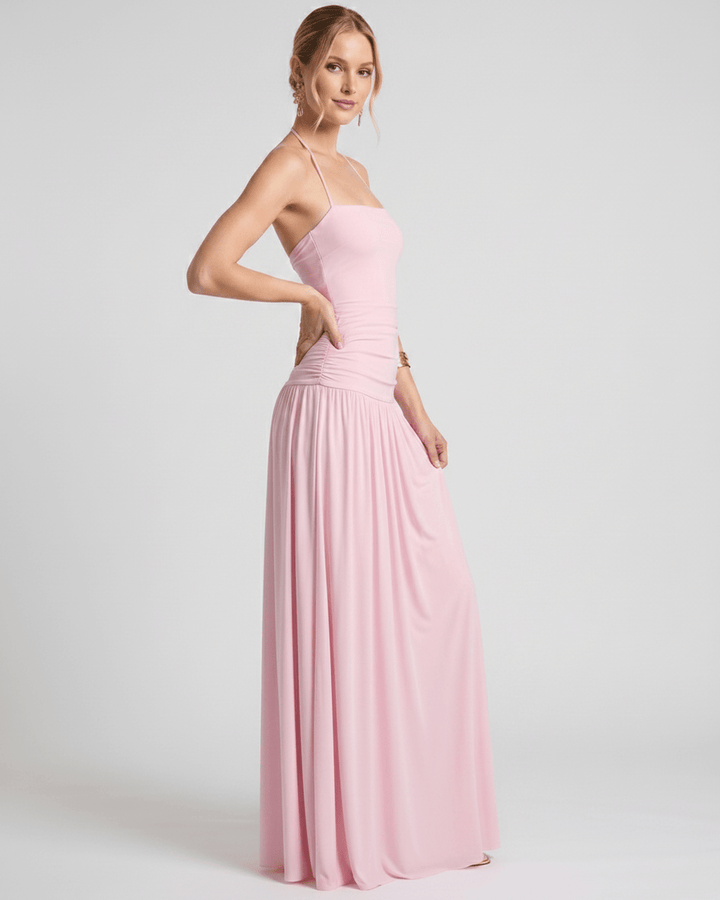 Vestido de fiesta maxi halter para mujer. Diseño elegante, fluido y sin mangas.