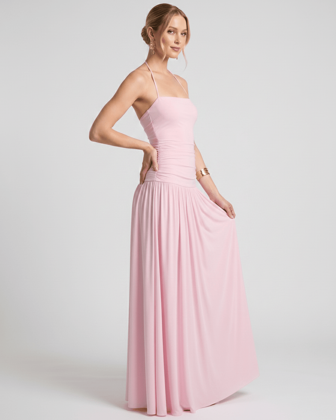 Detalle de cuello halter en vestido maxi de mujer. Estilo elegante, sin mangas y fluido.