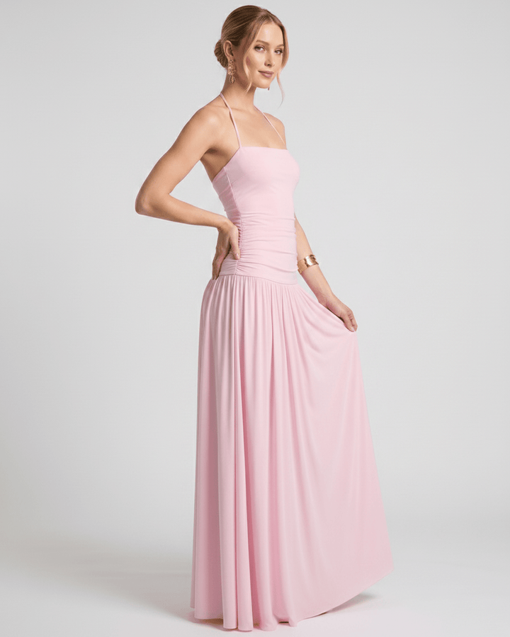 Detalle de cuello halter en vestido maxi de mujer. Estilo elegante, sin mangas y fluido.