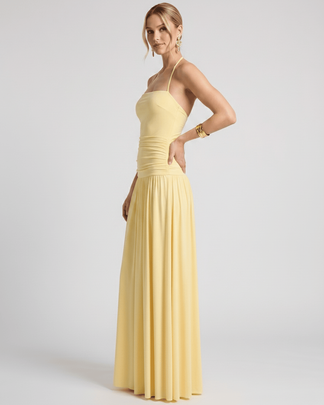 Vestido maxi cómodo y fluido para mujer. Cuello halter, perfecto para días de verano.