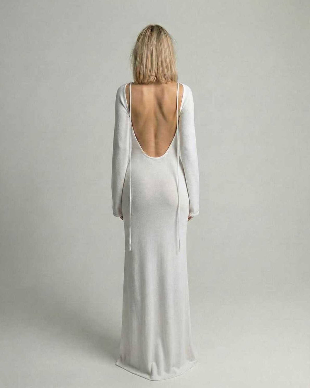 Vestido blanco largo de mujer con silueta a-line, espalda descubierta y mangas acampanadas. Estilo bohemio chic.