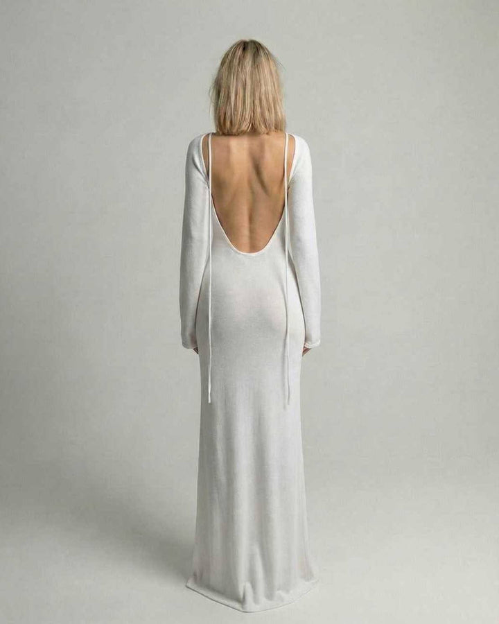 Vestido blanco largo de mujer con silueta a-line, espalda descubierta y mangas acampanadas. Estilo bohemio chic.