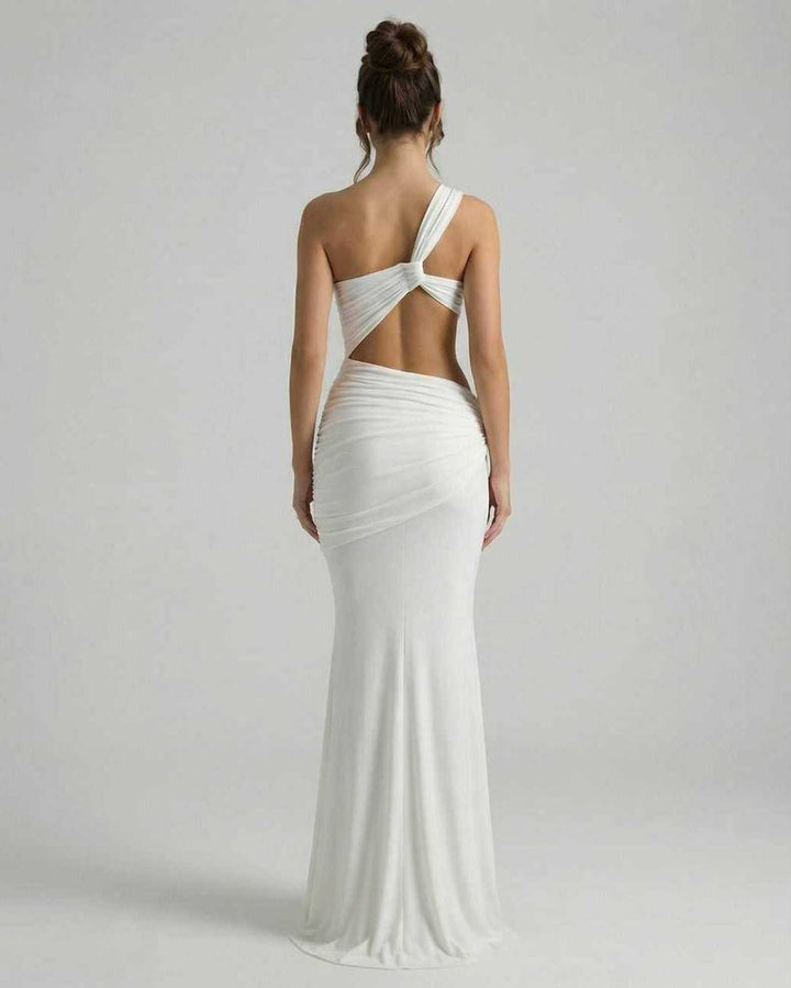 Vestido maxi blanco con espalda descubierta y drapeado asimétrico, ideal para fiestas y eventos formales.