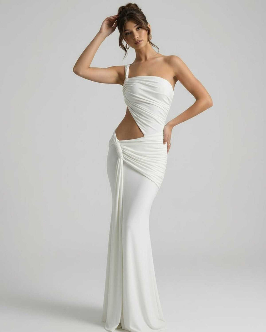 Moda mujer: Vestido maxi blanco con diseño asimétrico, espalda abierta y elegante drapeado para ocasiones.