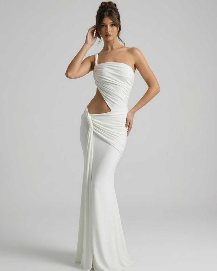 Vestido blanco de mujer con detalle drapeado, corte asimétrico y espalda descubierta. Estilo maxi de moda.