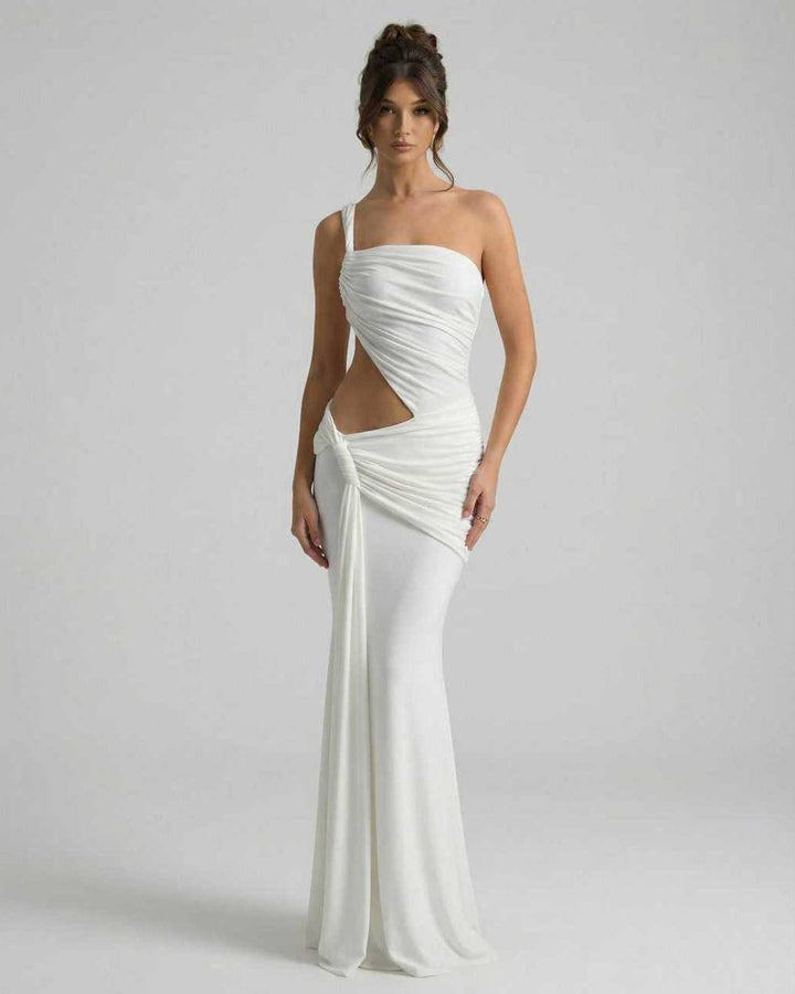 Vestido maxi blanco elegante para mujer con drapeado asimétrico y espalda abierta, estilo moderno.