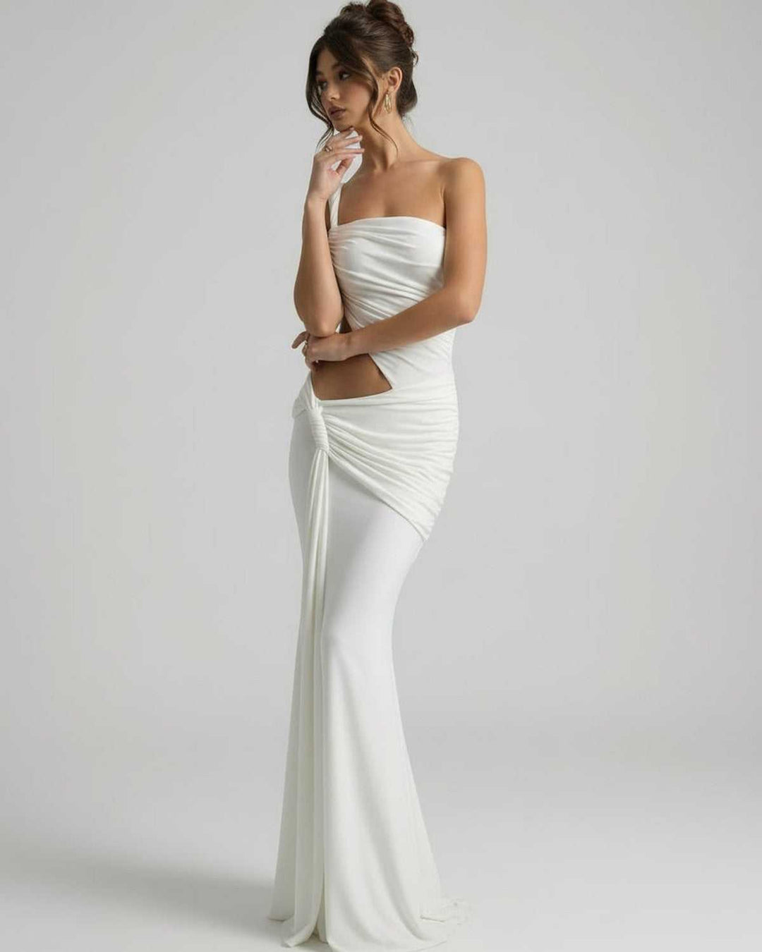 Elegante vestido largo blanco asimétrico, perfecto para noche formal u ocasión especial de mujer.