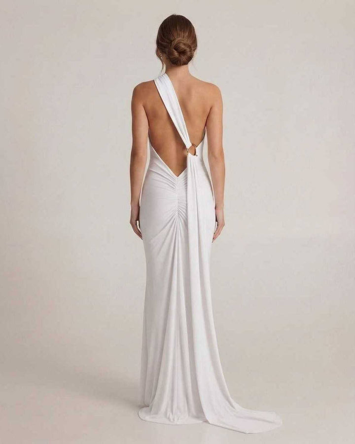 Elegante vestido maxi blanco Elara con escote halter y espalda abierta. Perfecto para eventos formales y noche.