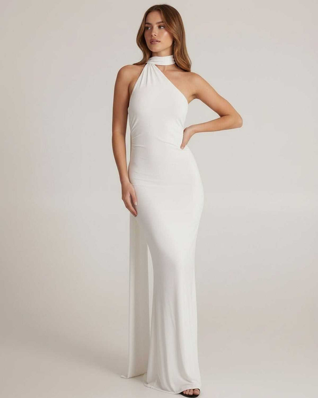 Maxi vestido blanco Elara para mujer, con escote halter y espalda abierta, ideal para un look de fiesta o formal.