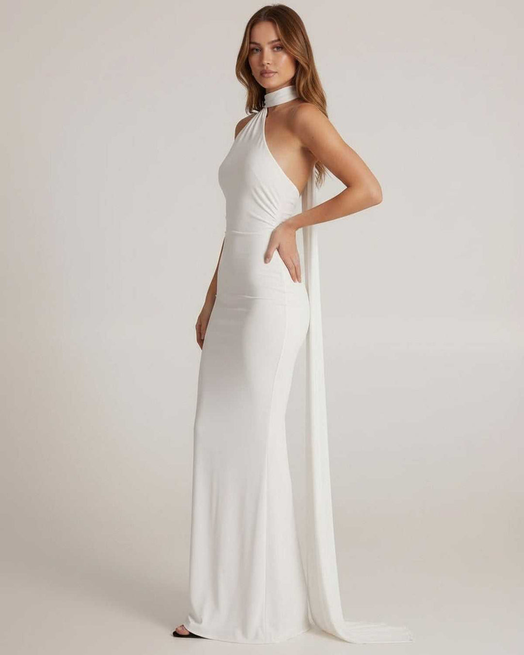 Vestido formal maxi blanco Elara con escote halter. Espalda abierta y diseño elegante para fiestas y cenas.