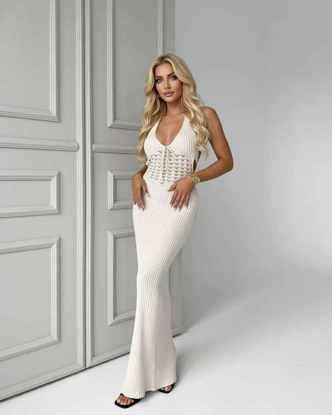 Vestido maxi blanco de mujer Elara, diseño sin mangas, textura acanalada y escote en V, perfecto para verano.