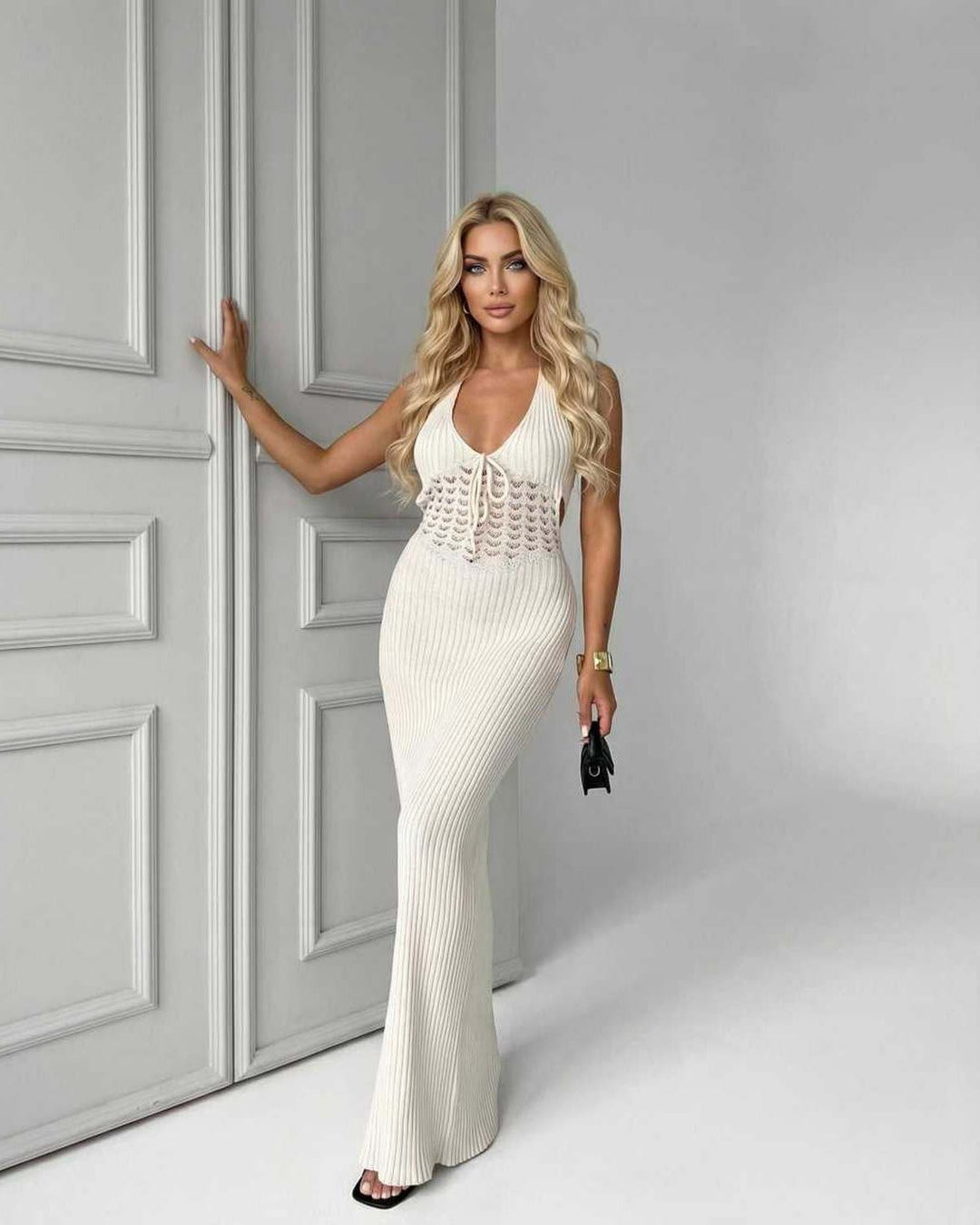 Vestido maxi blanco Elara para mujer, acanalado, con elegante escote en V, perfecto para verano.