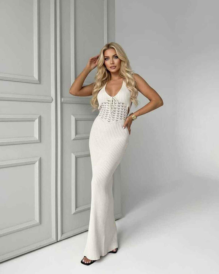 Elegante vestido maxi Elara blanco acanalado con escote en V, moda femenina, ideal para looks veraniegos y casuales.