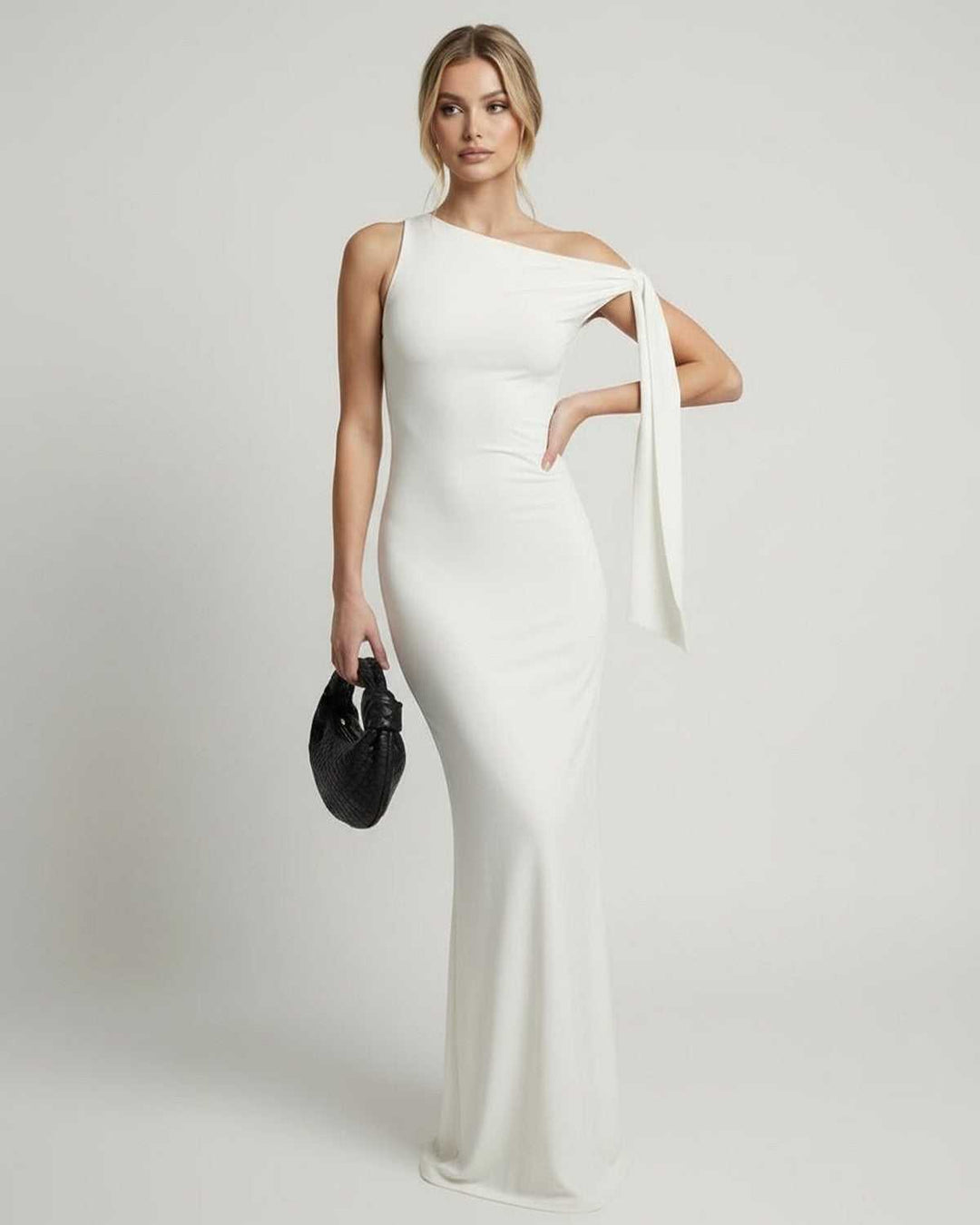Vestido de noche blanco de un hombro, diseño moderno y elegante para mujer en fiestas exclusivas.