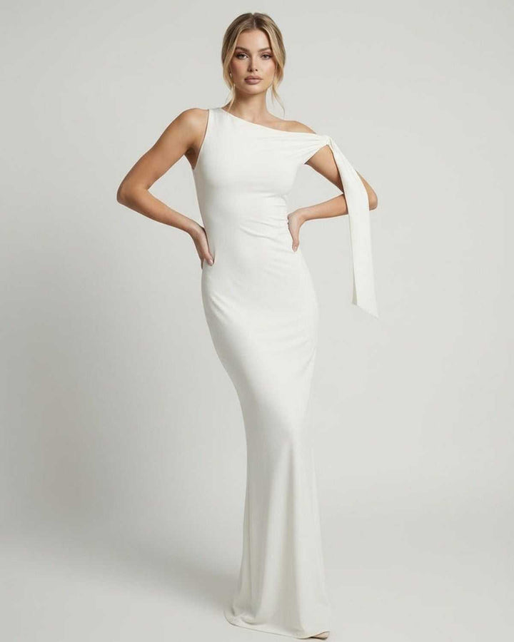 Vestido largo blanco de un hombro con silueta estilizada, elegante para mujer en fiestas y eventos.