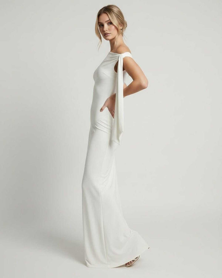 Elegante vestido maxi blanco sin mangas de un hombro, ideal para cenas de gala o bodas.