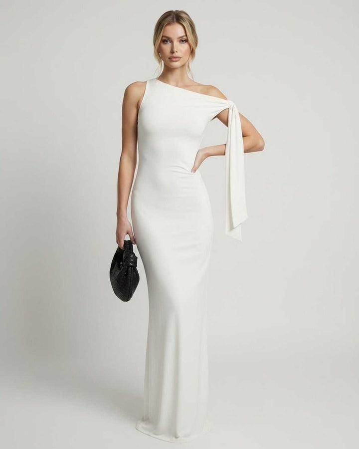Vestido blanco de un hombro con diseño femenino y fluído, perfecto para una silueta elegante de mujer.