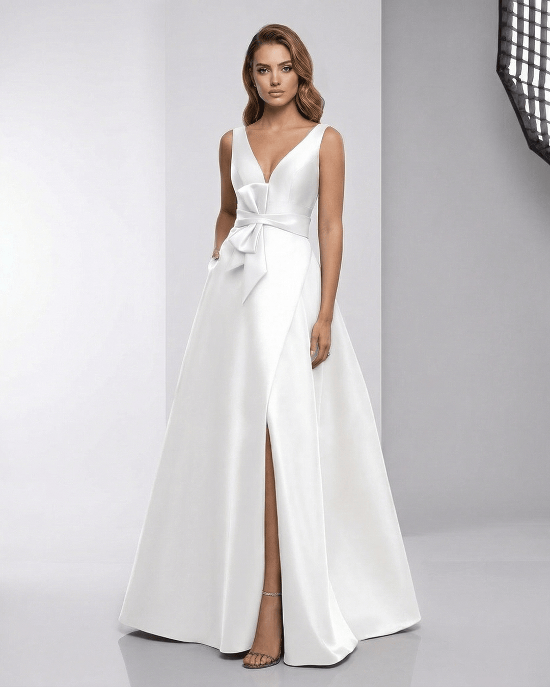 Vestido maxi blanco elegante con escote en V y corte A para mujer. Ideal para eventos formales.