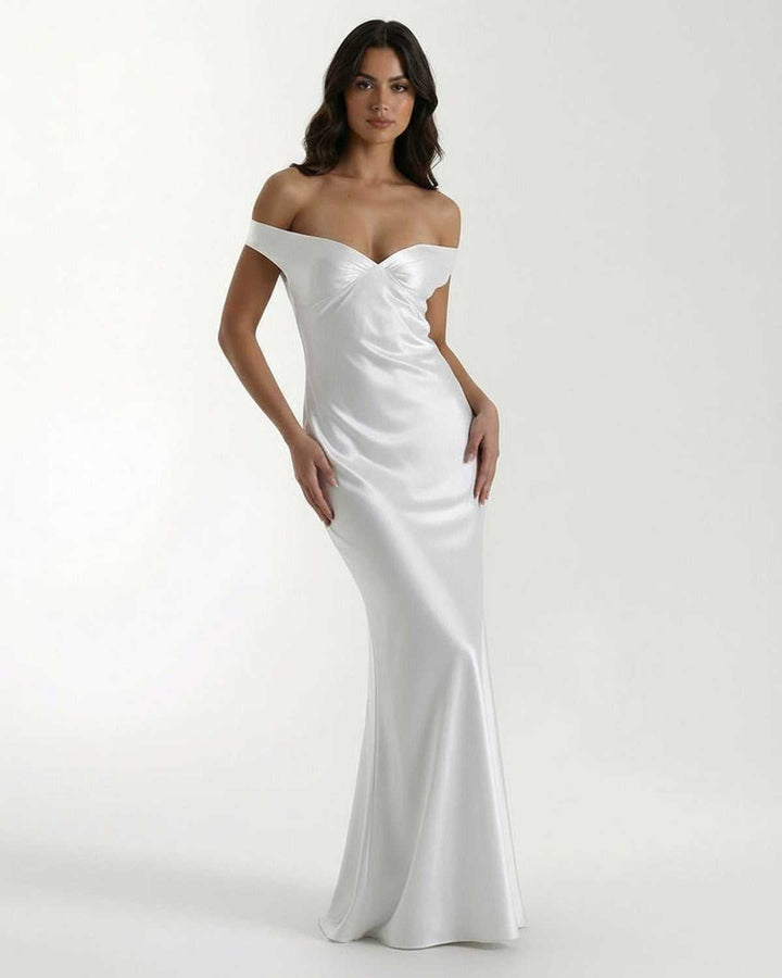 Vestido maxi blanco Elara para fiesta, noche o evento formal de mujer. Diseño off shoulder elegante.
