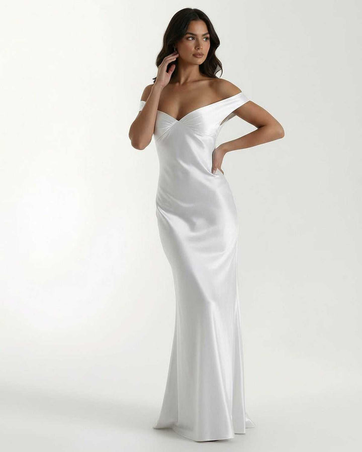 Detalle escote off shoulder de vestido maxi blanco Elara. Elegante y formal para noche de mujer.