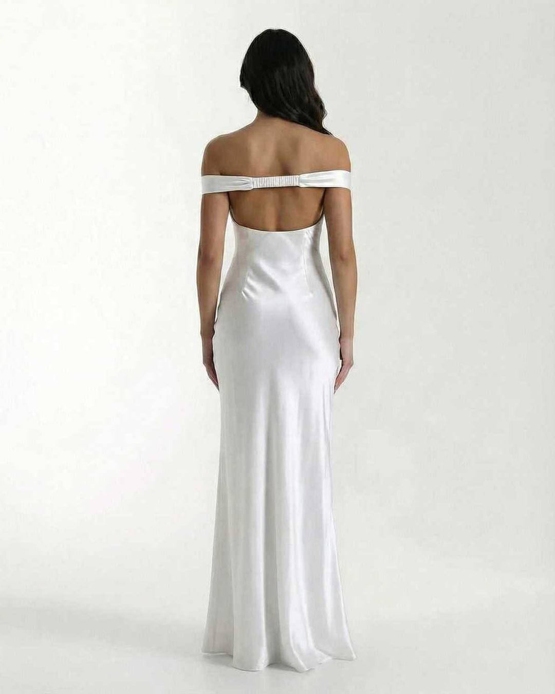 Vestido maxi off shoulder blanco Elara. Diseño elegante para noche, fiesta o evento formal de mujer.