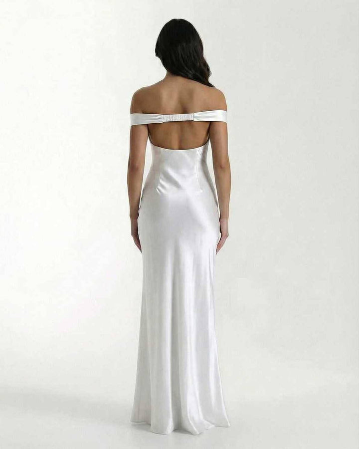 Vestido maxi off shoulder blanco Elara. Diseño elegante para noche, fiesta o evento formal de mujer.