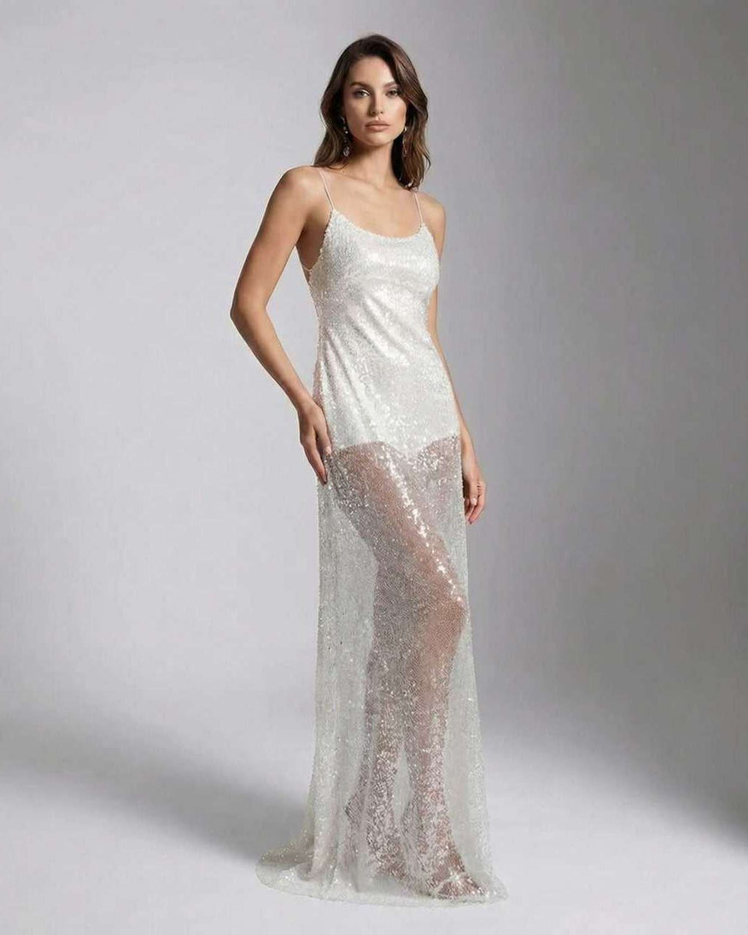 Vestido maxi blanco elegante de noche con lentejuelas, perfecto para fiesta o evento especial de mujer.