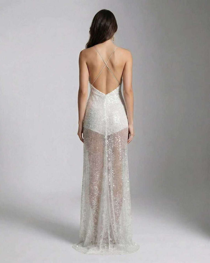 Vestido maxi blanco de lentejuelas con espalda cruzada, ideal para noche, fiesta elegante u ocasión especial.