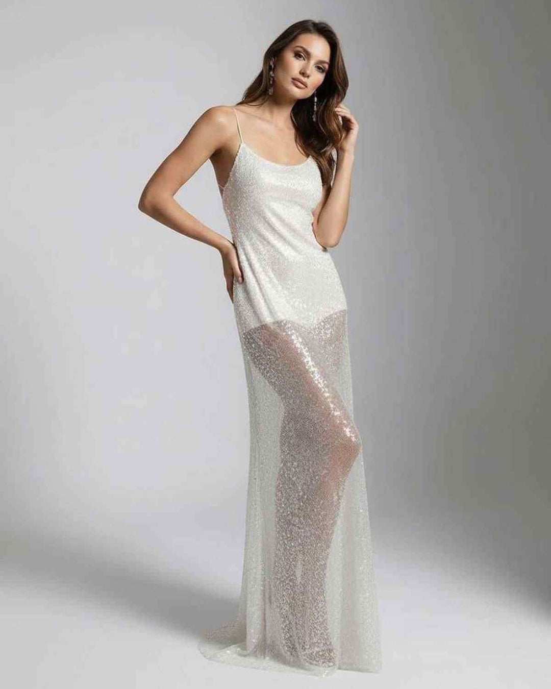 Vestido de noche blanco maxi para mujer, con lentejuelas, estilo elegante y festivo para ocasión especial.